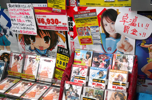 ハルヒのポスターの横に、「涼宮ハヒルの憂鬱」のポスター