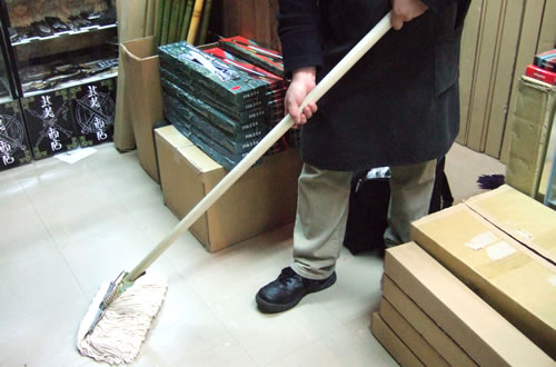 武装商店、今度はモップに刀を仕込んだ「仕込モップ」