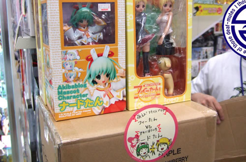 「フィーたんvsナードたん」 フィギュアを並べて陳列