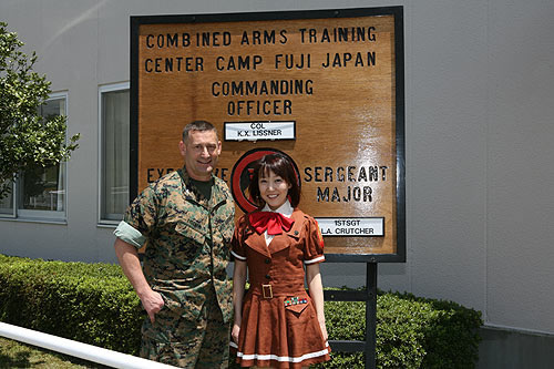「ぴくせる☆まりたん」役を演じる徳永愛さんが海兵隊基地を探検してしまおう