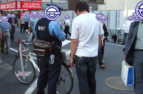 路上で海賊版売る中国人 警官が捕まえたわけじゃなかった