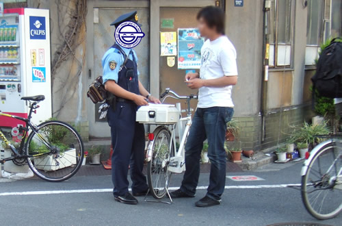 来ていた警官は、自転車に乗った1人だけ