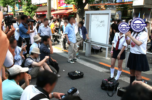 ライブの告知をしていた女子高生?2人組
