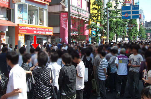 女子高生?2人組は、とらのあな1号店前で、たくさんの人が囲まれていた