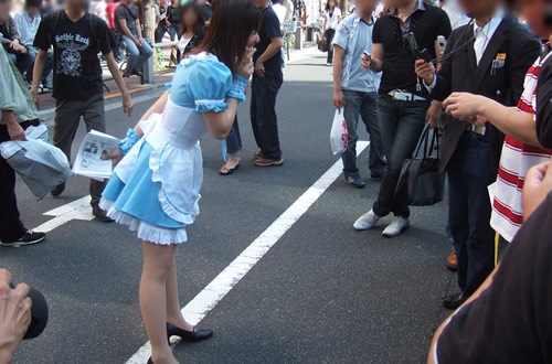 メイド服で21日開催の個人撮影会告知をしていたあっP☆さん