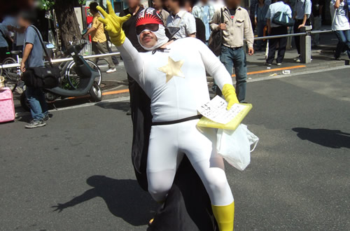 「情熱!芸人 震える☆カリスマン」 手には6月26日のライブビラ