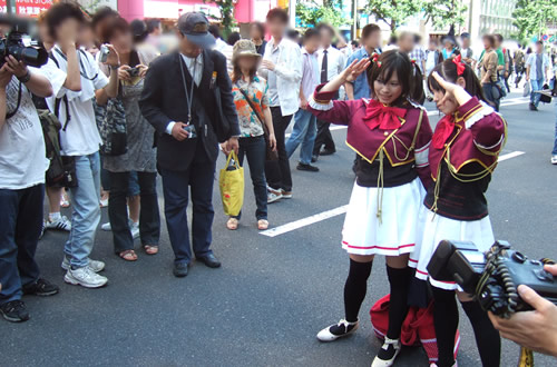 ライブ告知をしていた虹色ぷろじぇくと