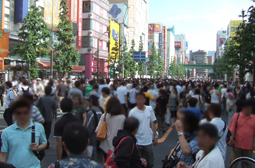 午後4時すぎの秋葉原の歩行者天国 人多い