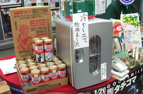 カウンターに小型冷蔵を設置して、何本かを「冷やしエヴァ」で販売