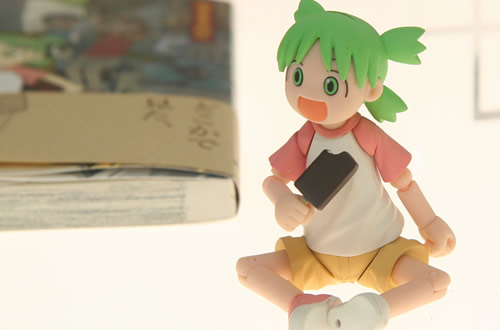 あぐらを組んでアイスを食べてる「よつば」