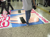 顔を横切るように踏んでいく人も