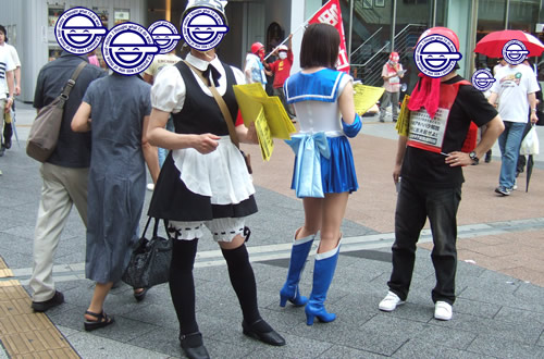 セーラーマーキュリー(ニューハーフ)やメイドコスプレ(男性)・ヘルメットなどを被った人達