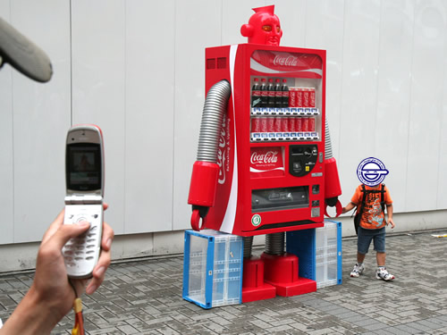 最初に「ベンディングマシン レッド」を見かけたときはまだ稼働してなかった
