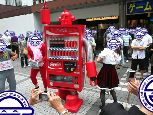 フリーペーパーカルケットニュースを配る人と一緒にポーズ