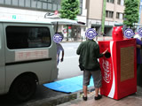 バンに積み込まれる「ベンディングマシンレッド」