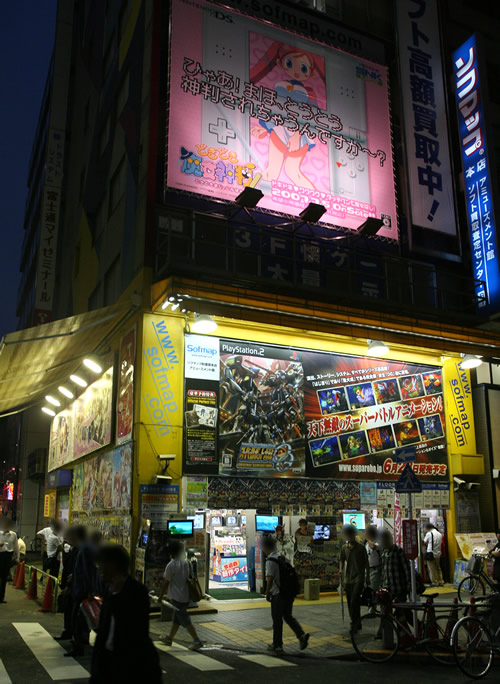 SNKプレイモア、ソフマップ本店に「どきどき魔女神判!」の看板