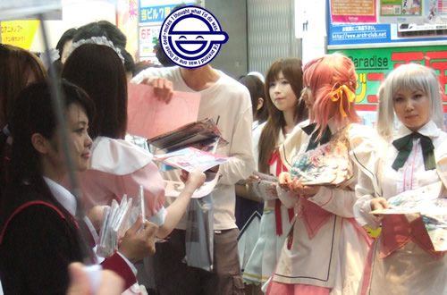 通路の両脇で、各エロゲーメーカーさんのコスプレイヤーさんが、チラシなどを配っていた