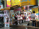 29日は雨が降ったので、コスプレイヤーさんらはビルの入口