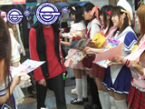 ソフマップ4号店に入るときは、両脇にコスプレイヤーさんが立っている通路を通過する形