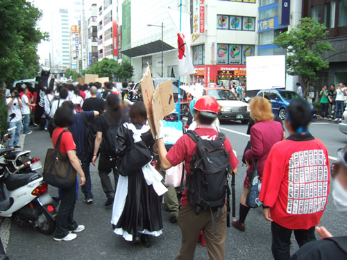 6・30アキハバラ解放デモ 私服の人がほとんどだったけど、コスプレで参加した人もいた