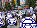 クイーンズブレイドの「ミルクぶっかけ」ナナエルのコスプレをしていた君野ゆめさんの囲まれ具合