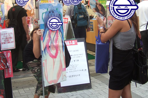 ラテン系女性2人が、人通りの多い場所で「ハメ撮り」してた