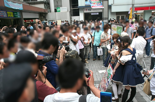 秋葉原に来ていたアカシウス寄宿舎学園のキャストさん4人が並ぶと、カメラはこんな感じ