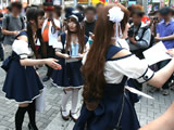 お店のポストカードを配ったり、ビラを配ったり