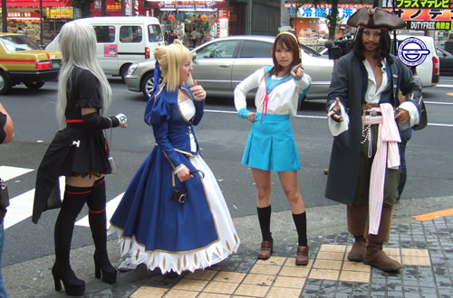 魔砲使い黒姫・Fateセイバー・ハルヒとパイレーツオブカリビアンのコスプレされた女性3人と男性1人