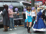 コスプレイヤーさんと取材スタッフ