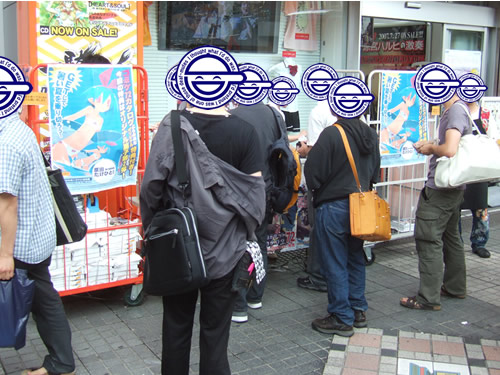 とらのあな秋葉原本店前での、コミケカタログ店頭販売