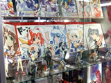 5人の色紙とフィギュア