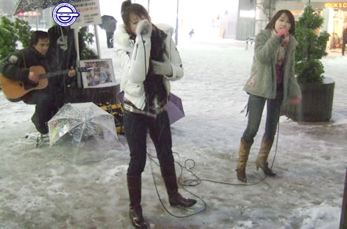 AKI&ELISSA������ιߤ��桢���ո��ض᤯�ǥ��ȥ꡼�ȥ饤��