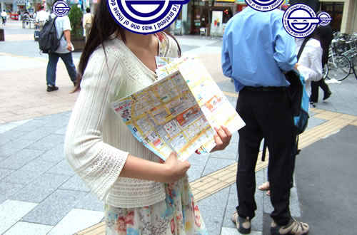 駅前チラシ配り、平日だと「私服」でも「メイド服」でも変わらない