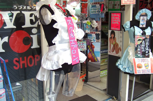 「これがスク水エプロン」、店頭マネキンにスク水+エプロン