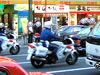 皇居方向に向かう黒塗りの車